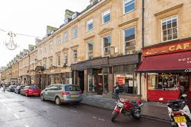 New report calls for action to help small retailers and halt further decline of region’s high streets